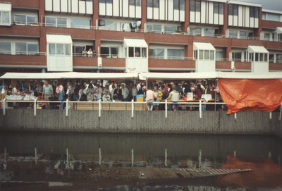 605871 Afbeelding van een rommelmarkt tijdens een festiviteit in het winkelcentrum Lunetten aan de Hondsrug te Utrecht.
